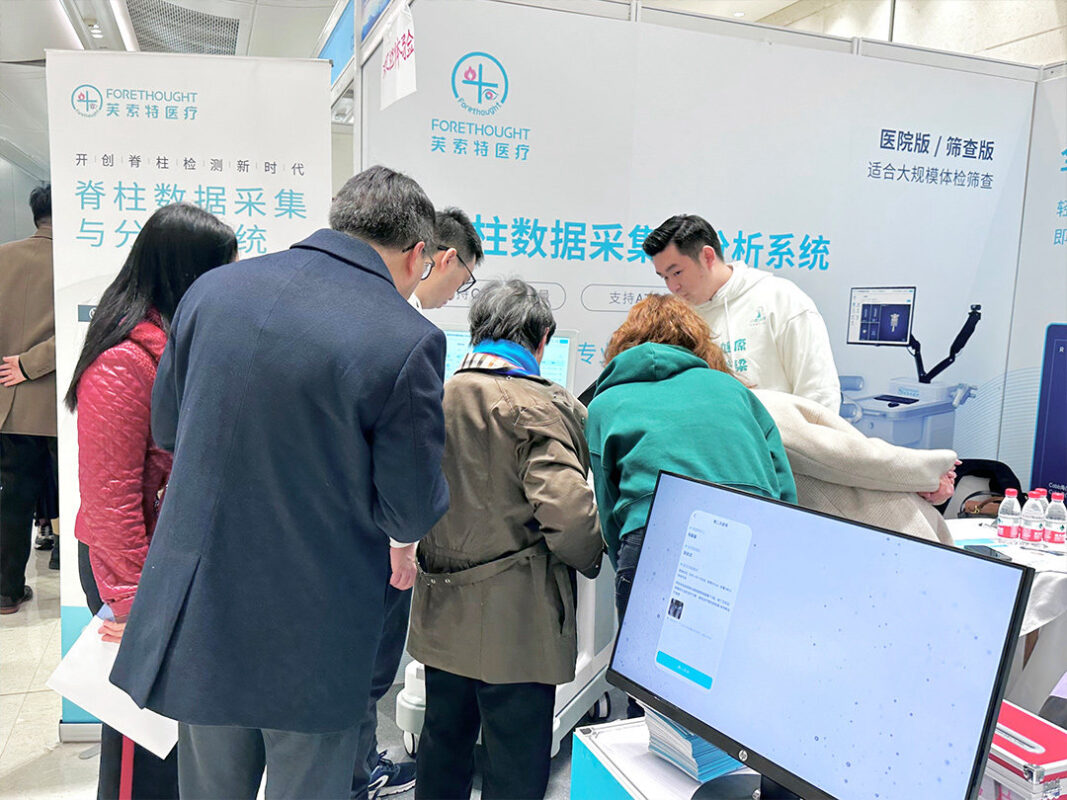 Field experts enthusiastically experience the Forethought radiation-free spine detector