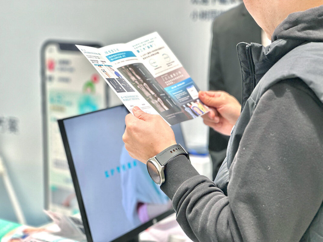 The experiencer reads the data