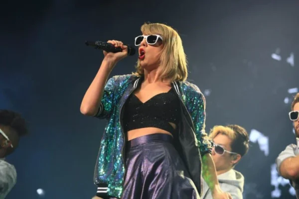 Taylor Swift Escoliosis