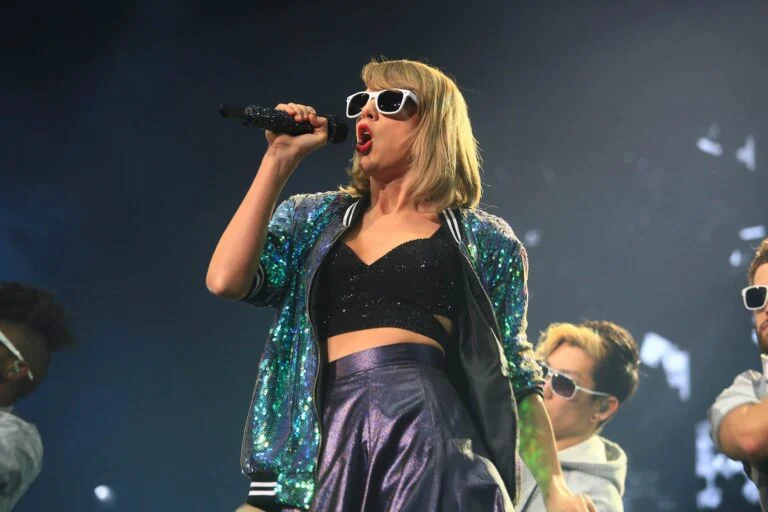 Taylor Swift Scoliosis
