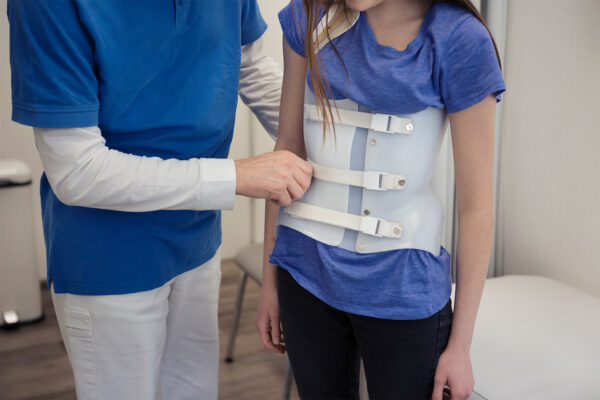 Después de la cirugía de escoliosis: Lo que hay que saber sobre los cuidados postoperatorios y los resultados a largo plazo tras la cirugía de escoliosis