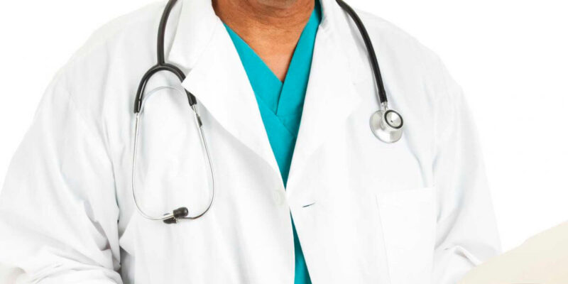 El médico trata la escoliosis en adultos