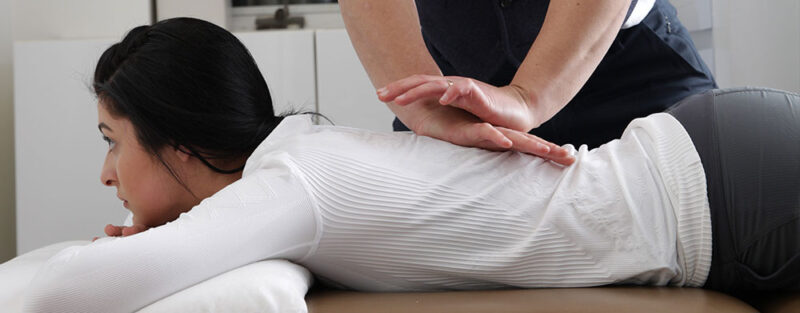 Fisioterapeuta para la escoliosis: 8 consejos para controlar la escoliosis Beneficios de trabajar con un fisioterapeuta para la escoliosis y qué esperar